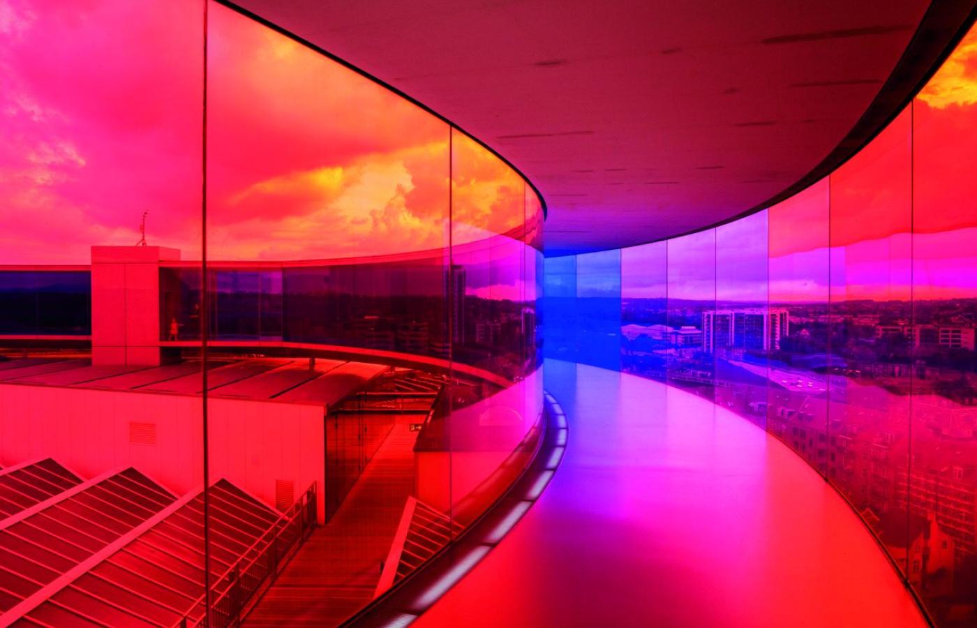  „Your Rainbow Panorama” (2011), czyli 150-metrowy spacerowy korytarz z tęczowych szyb, zbudowany na dachu ARoS Aarhus Art Museum w Danii.