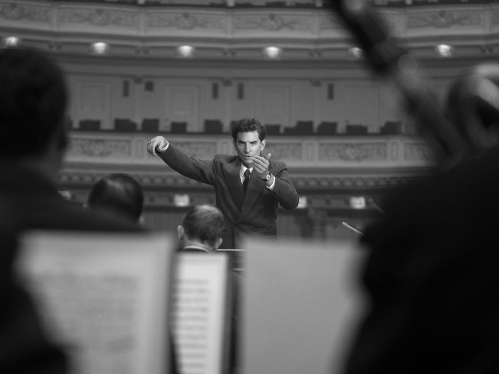 Bradley Cooper jako Leonard Bernstein w filmie „Maestro” (Fot. materiały prasowe Netflix)