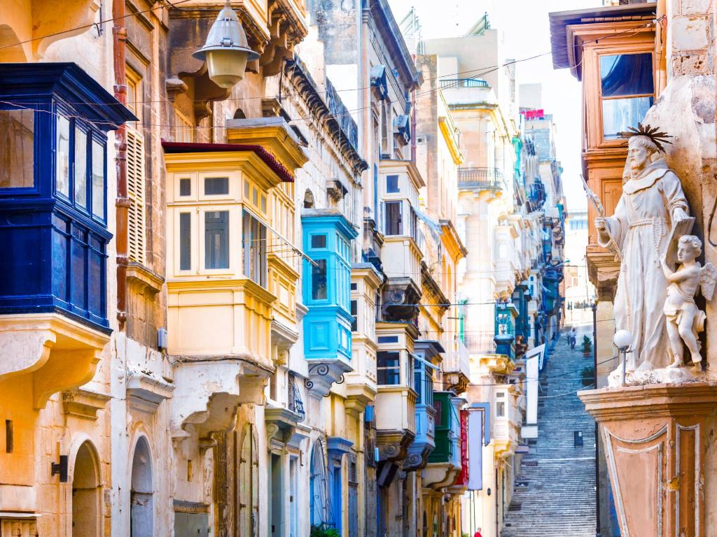  Valetta. Typowa dla stolicy Malty wąską uliczka z kolorowymi balkonami. (Fot. iStock)