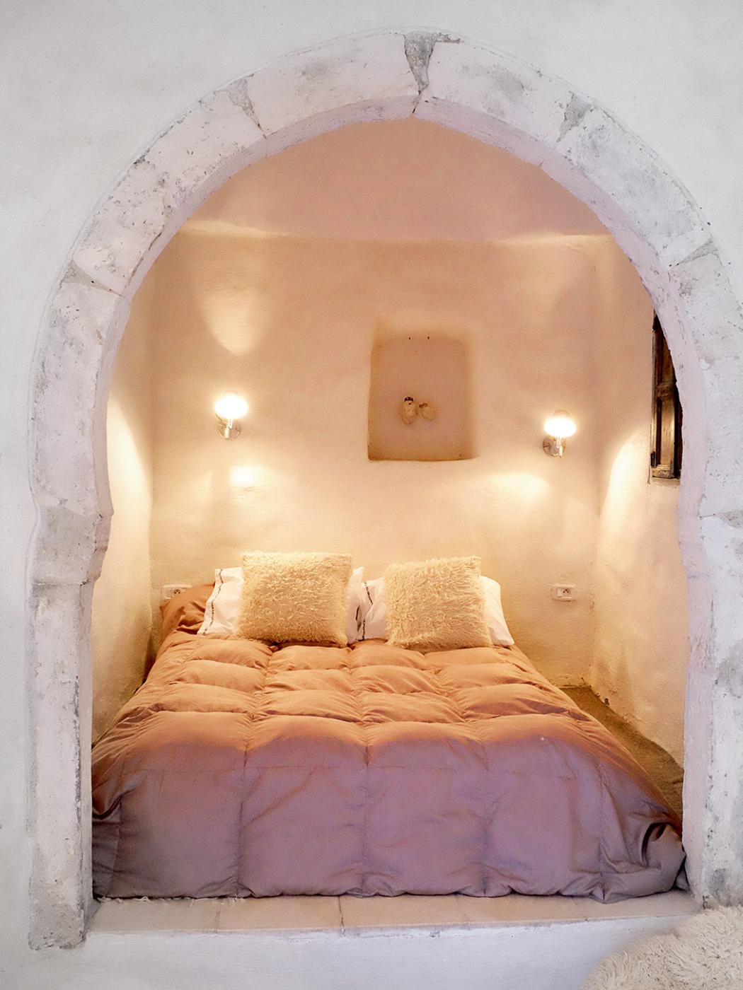  Za grubymi murami i tradycyjnymi w tunezyjskiej architekturze łukami kryją się zawsze chłodne wnętrza. Fot. Anna Janowska