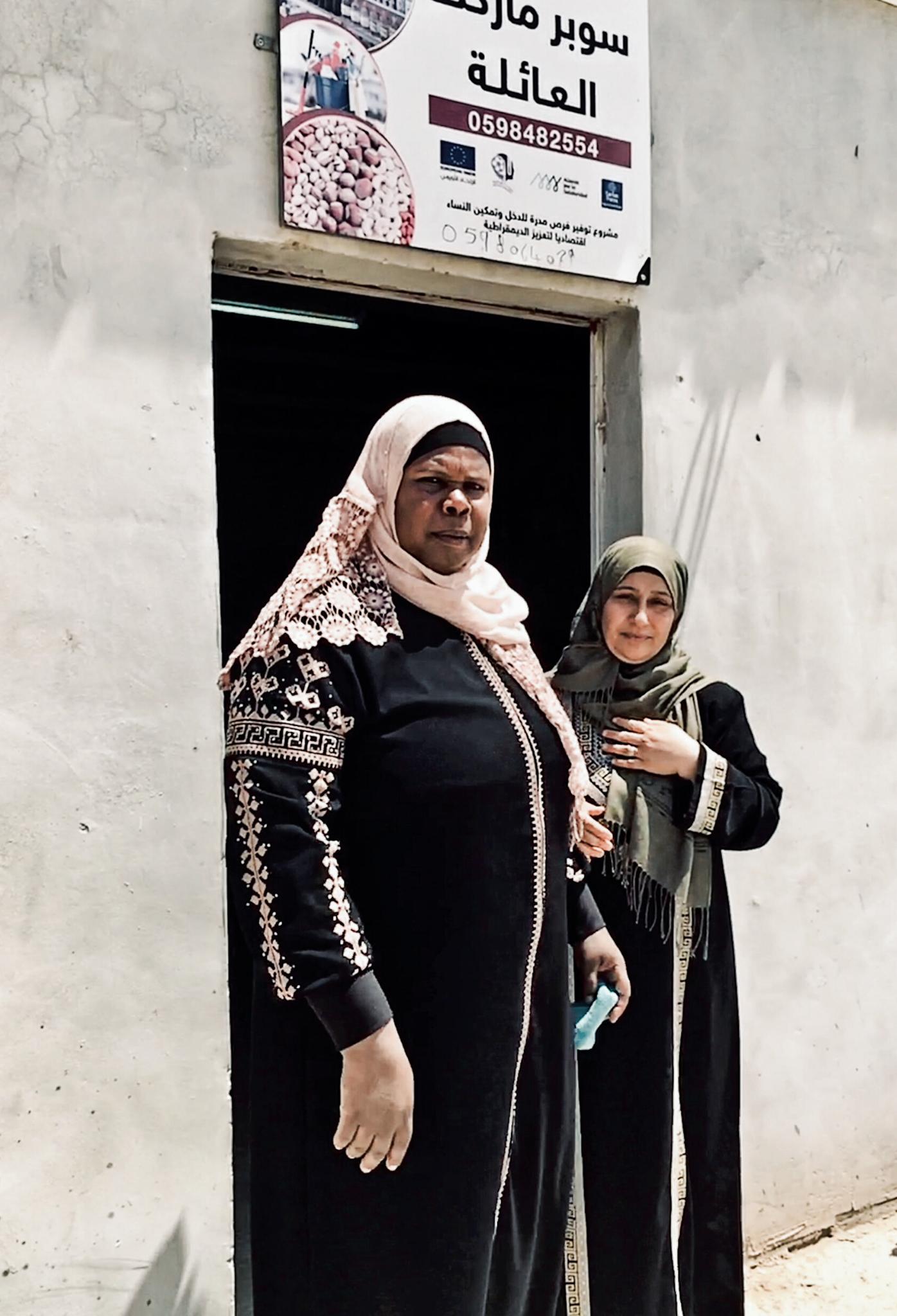  Iman oraz Dalal przed wejściem do sklepiku, o którego otworzenie walczyły. (Fot. Katarzyna Boni)