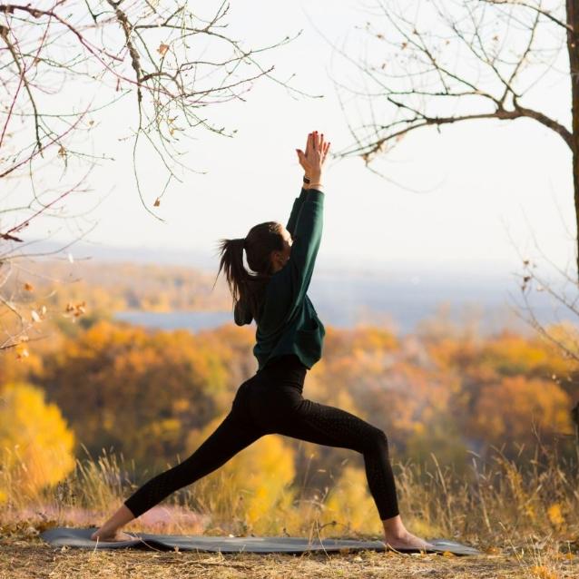 Gdy ciało daje sygnał, że czas zająć się sobą, gdy pojawiają się dolegliwości fizyczne czy systemu nerwowego – warto udać się na jogę. (Fot. iStock)