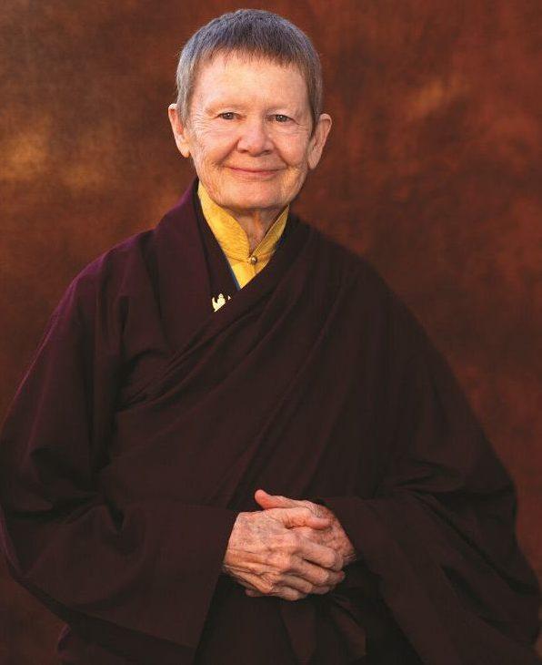 Pema Chödrön, mniszka buddyjska, należy do najwybitniejszych uczniów Czogjama Trungpy. Otrzymała tytuł Aczarii, przeznaczony dla doświadczonych nauczycieli Szambali, którzy swoim życiem potwierdzają mądrość nauk dharmy. (Fot. materiały prasowe)