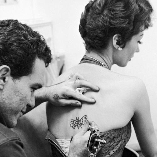Dobrze wykonany tatuaż jest jak biżuteria, klejnot na ciele. (Fot. Getty Images)