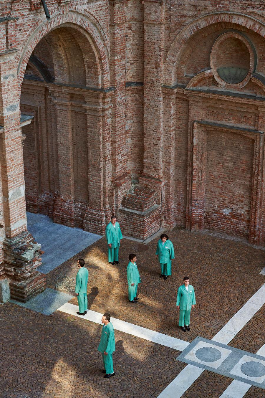 Guardian Angels, czyli pracownicy muzeum w Turynie oprowadzający po wystawie „A.B.O. THEATRON. Sztuka czy życie” w uniformach marki Gucci (Fot. materiały prasowe)