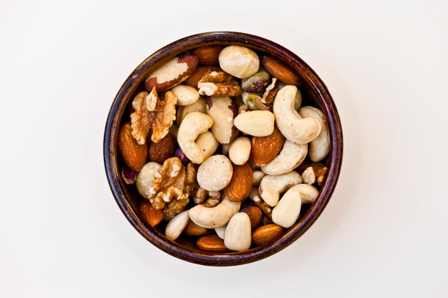 Większa ilość tłuszczy w diecie powinna pochodzić z produktów roślinnych na przykład z orzechów. (Fot. Getty Images)
