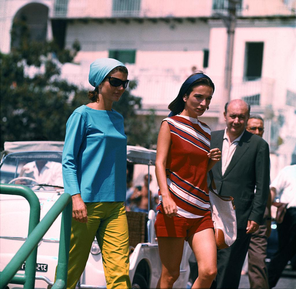 Jackie Kennedy i Lee Radziwiłł podczas wakacji na wybrzeżu Amalfi, 1962 r. (Fot. Bettmann/Getty Images)