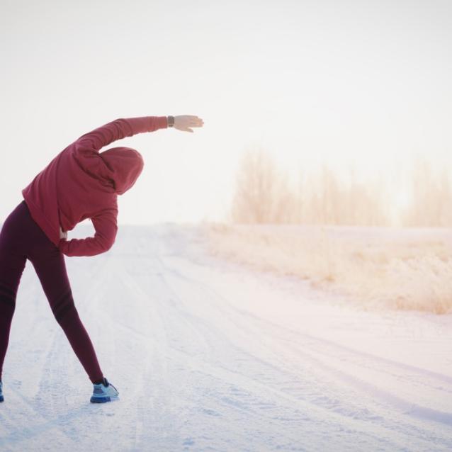 2014/02/jaki-sport-wybrac-dla-siebie-fitness-woman-runner-on-sunny-winter-road-picture-id1288550740.jpg