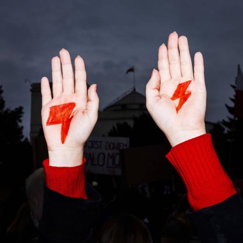 Symbolem protestu stał się czerwony piorun. (Fot. Rafał Milach/Forum)