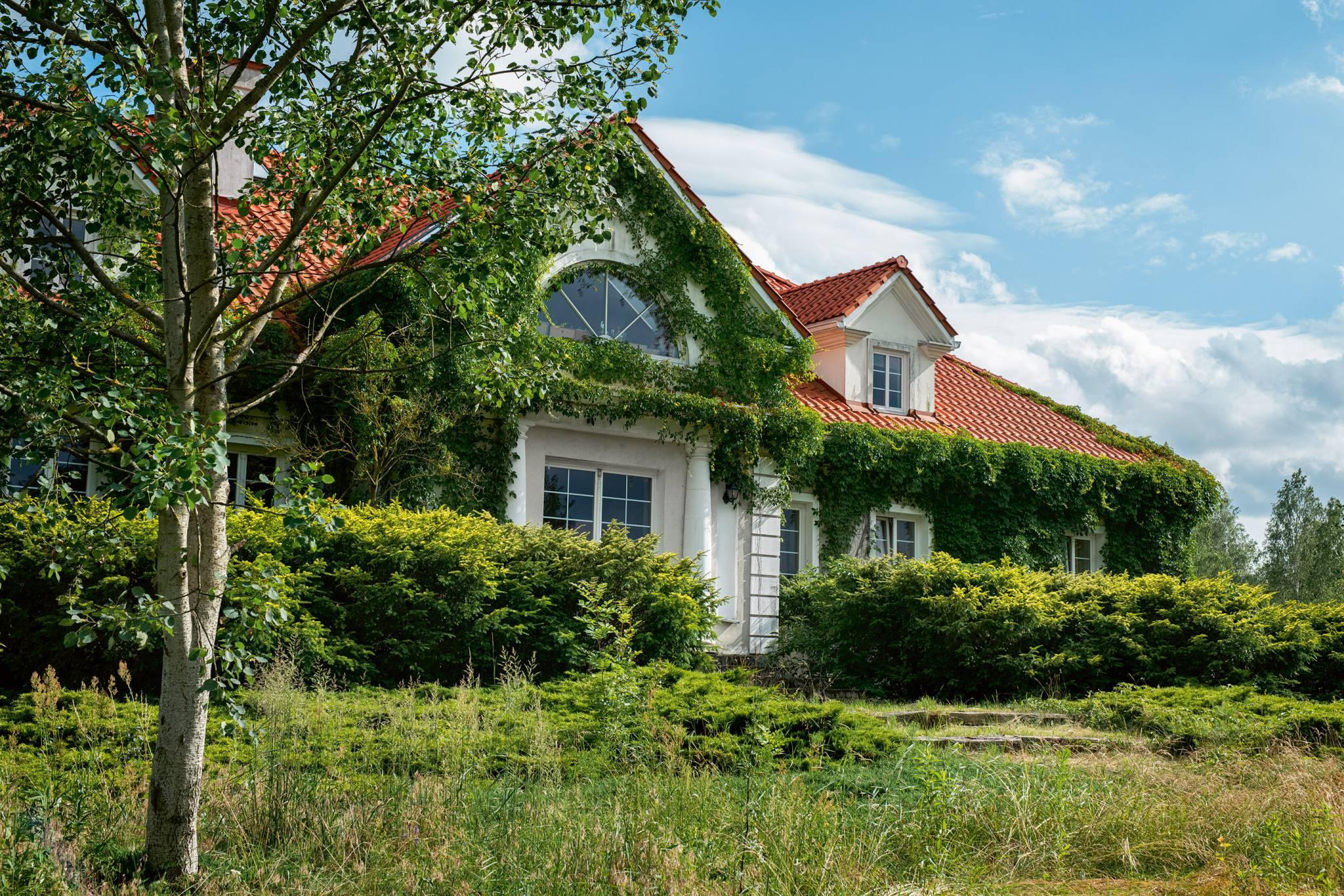  Dom od frontu – pierwowzorem był dworek na Litwie, należący do rodziny Pawła. (Fot. Adam Słaboń/The Dreams Studio)