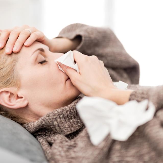 Swoiste zapalenie zatok zdarza się rzadko. O wiele częściej chorobę wywołuje nieleczony alergiczny nieżyt nosa albo niedoleczony katar. (Fot. iStock)