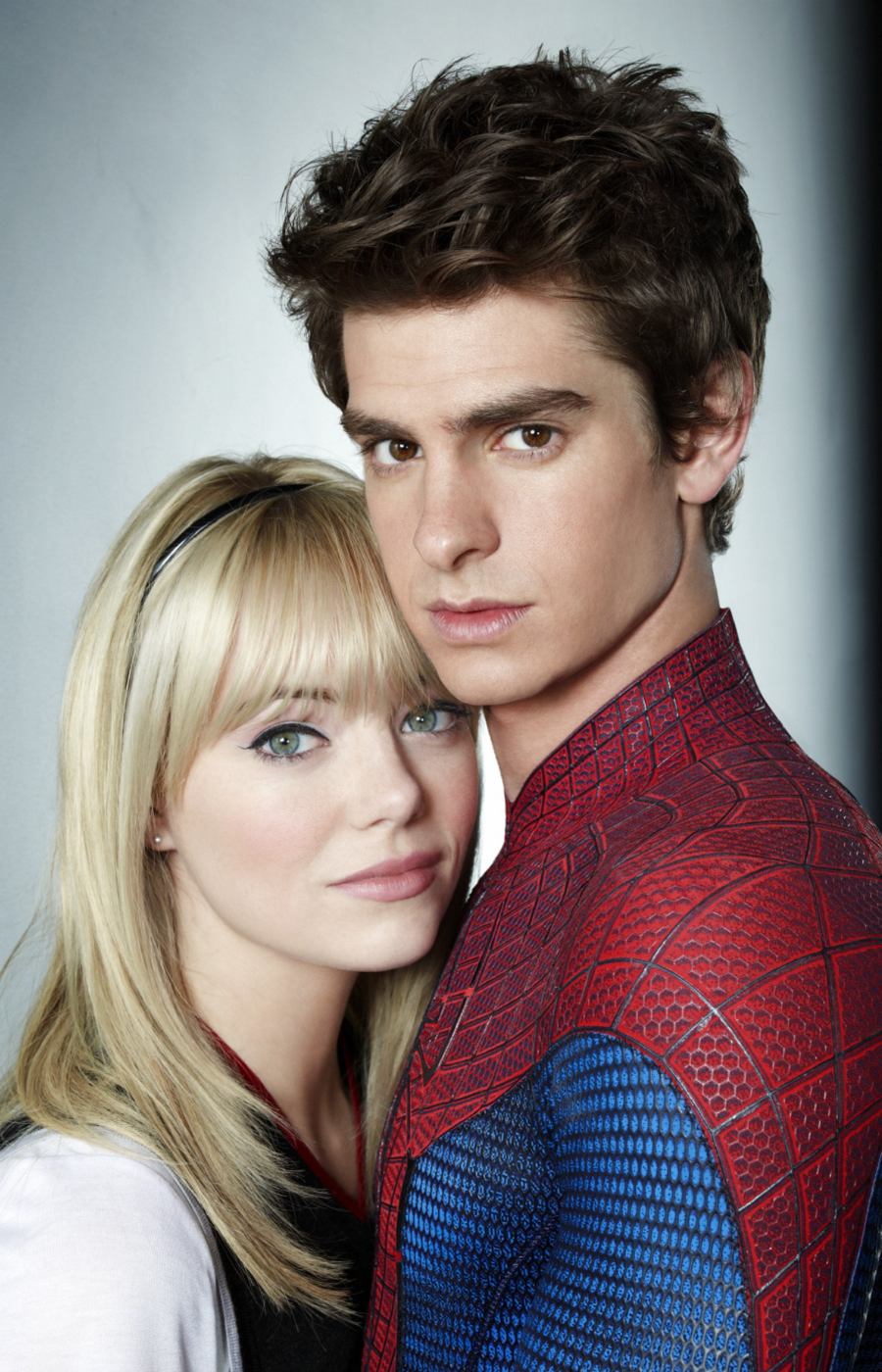 Andrew Garfield jako Spider-Man. Na zdjęciu: z Emmą Stone, swoją ekranową, a później również życiową partnerką (para rozstała się w 2015 roku po 3 latach związku). (Fot. NG Collection/Interfoto/Forum)