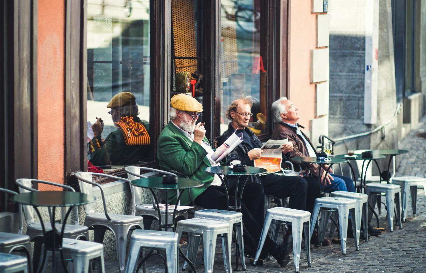 Mieszkańcy Zurychu na nieśpiesznej kawie i prasówce. (Fot. iStock)