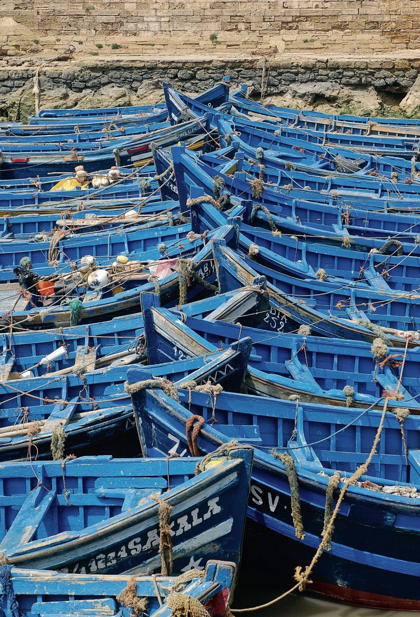  Dawniej Essaouira była największym w Maroku portem sardynkowym, a i dziś rybacy wypływają o zmierzchu na połów w charakterystycznych niebieskich łodziach. (Fot. Anna Janowska)