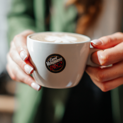 Coca-Cola HBC Polska włącza do oferty Caffé Vergnano, markę z misją oferującą kawę premium. Jej atrybutami są włoski styl, rodzinna tradycja, zrównoważone podejście, wyjątkowy smak i wysoka jakość. (Fot. materiały partnera)