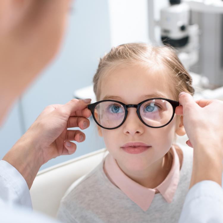 Co trzeci rodzic nie planuje skontrolować wzroku dziecka przed zbliżającym się rokiem szkolnym. (Fot. iStock)