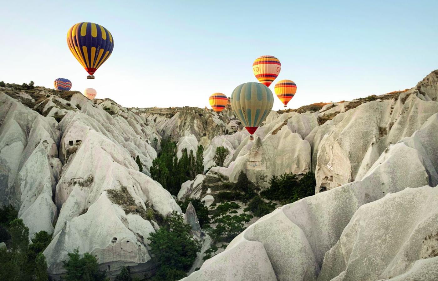  Turcja. Dziesiątki balonów wznoszących się o wschodzie słońca nad skałami Kapadocji to przeżycie nie do opisania. (Fot. Karolina Jonderko)