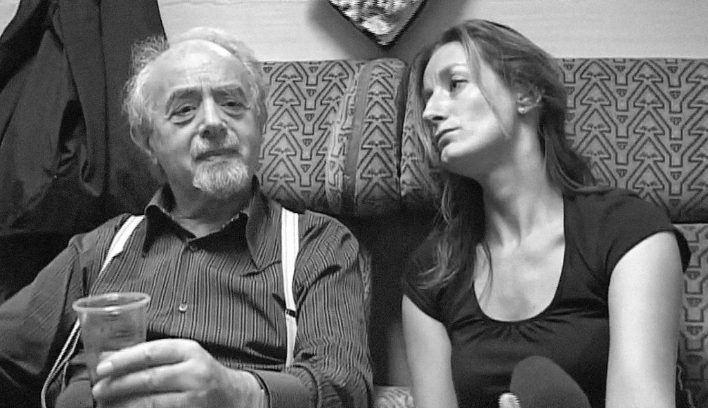 Nina z ojcem Bertholdem w pociągu do Lublany, 2004 (Fot. ze zbiorów Niny F. Grunfeld)