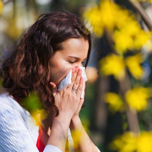 Najczęstsze objawy reakcji alergicznej to łzawienie oczu, kichanie, katar sienny i kaszel, zmiany skórne, bóle brzucha, wzdęcia, biegunki i zaparcia oraz duszności. (Fot. iStock)