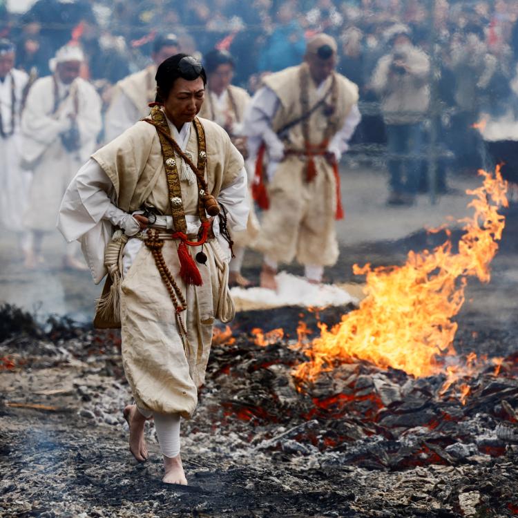 Hiwatari Matsuri – ceremonia chodzenia po rozżarzonych węglach w Japonii (Fot. Issei Kato/Reuters/Forum)