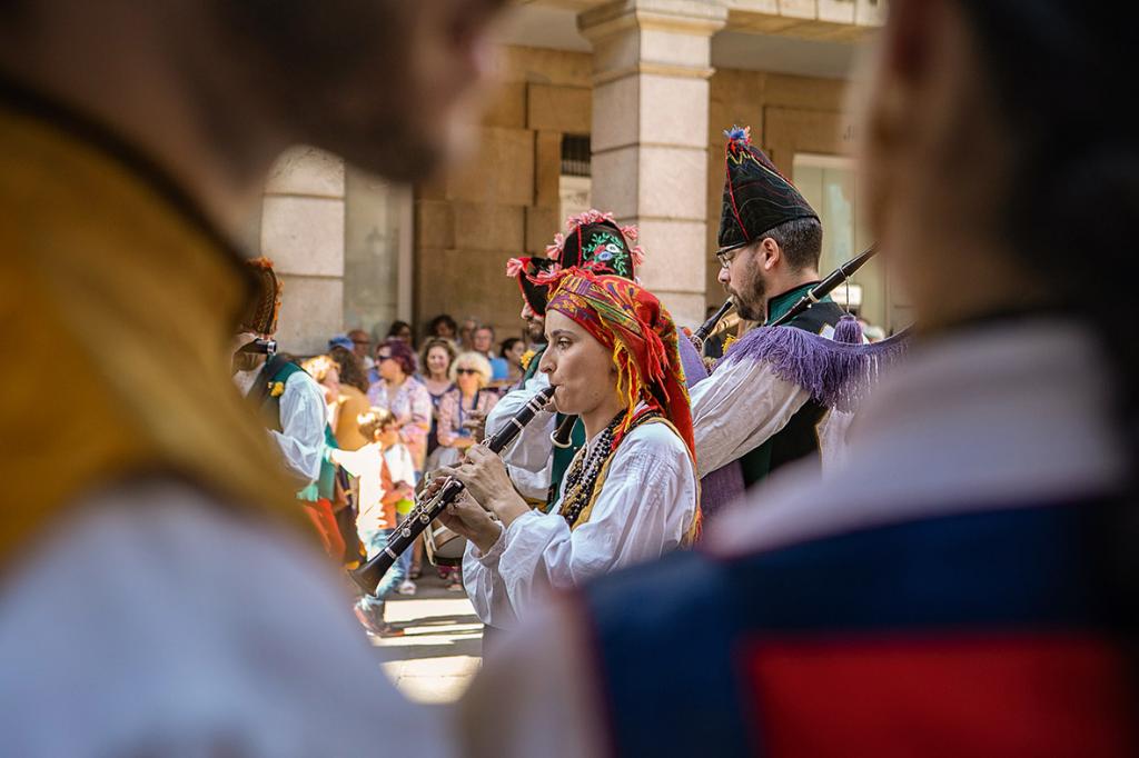 Tradycyjna muzyka galisyjska, grana głównie na dudach, rozbrzmiewa na ulicach podczas majowych Fiestas de la Ascensión. (Fot. Julia Zabrodzka, Bartek Kaftan)