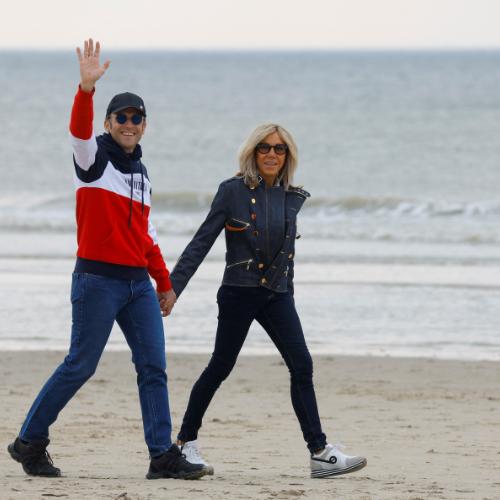 Brigitte Macron na spacerze brzegiem morza z mężem Emmanuelem Macronem, prezydentem Francji, w przeddzień reelekcji w wyborach prezydenckich we Francji w 2022 r. (Fot. Forum)