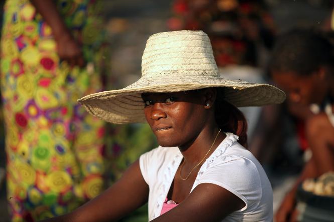 Haitanki dbają o kondycję skóry i odpowiednie zabezpieczenie przed słońcem, wcierając w skórę i we włosy olej moringa. (Fot. iStock)