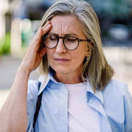 Migrena to genetyczne, neurologiczne schorzenie mózgu, które potrafi zrujnować życie i jest czymś o wiele poważniejszym niż „zwykły ból głowy”. (Fot. iStock)
