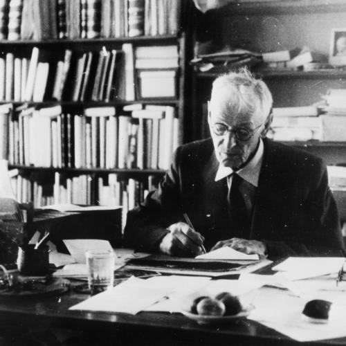 Hermann Hesse przy swoim biurku w Montagnoli w 1960 roku. (Fot. BEW Photo)