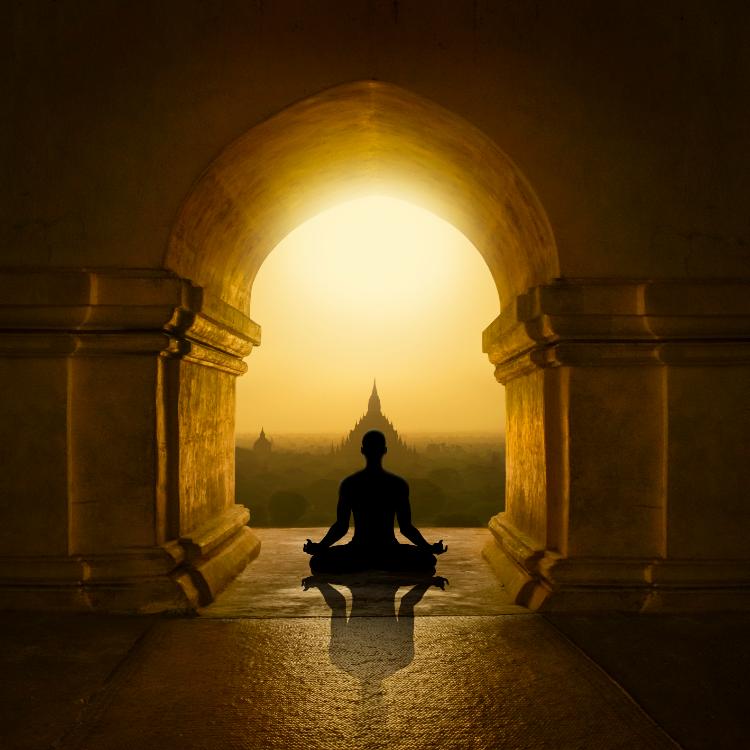 Szczęście, zgodnie z filozofią buddyjską, nie ma nic wspólnego ze stanem posiadania, ale opiera się na stanie umysłu. (Fot. iStock)