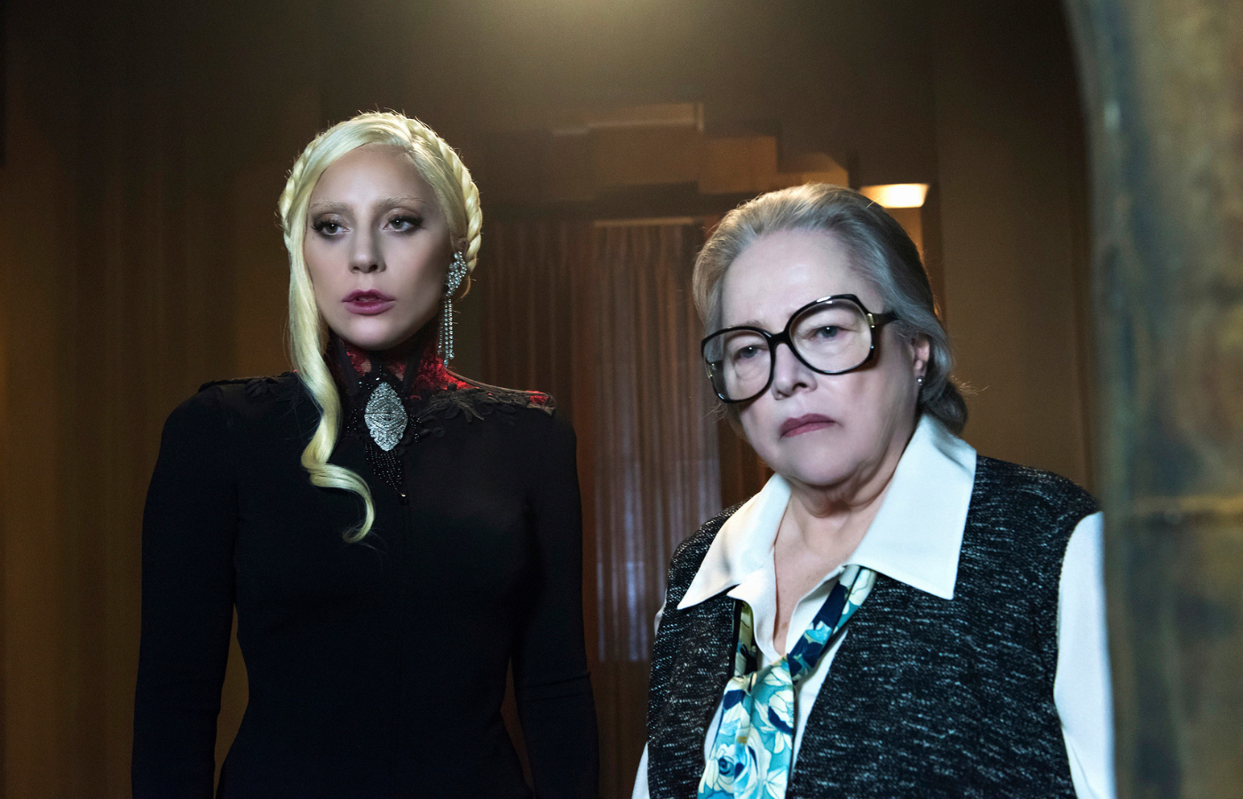 Lady Gaga i Kathy Bates w piątym sezonie serialu – „American Horror Story: Hotel” (Fot. Image Capital Pictures/Film Stills/Forum)