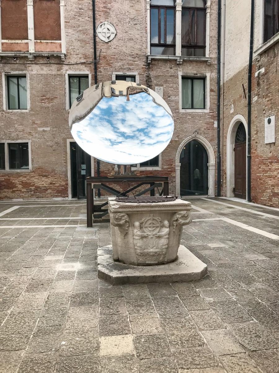 Anish Kapoor, „Sky Mirror” (2018) – praca odbijająca niebo na dziedzińcu w Gallerie dell’Accademia w Wenecji, pokazywana w ramach wystawy, która trwała do początku października 2022 r. (Fot. Getty Images)