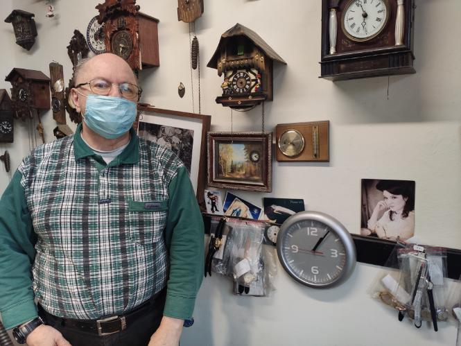 Pan Mirosław od 40 lat jest zegarmistrzem. Niestety w trakcie pandemii jego przychody zmalały o 80 proc.(Fot. materiały prasowe Dziadkowie Biznesu)