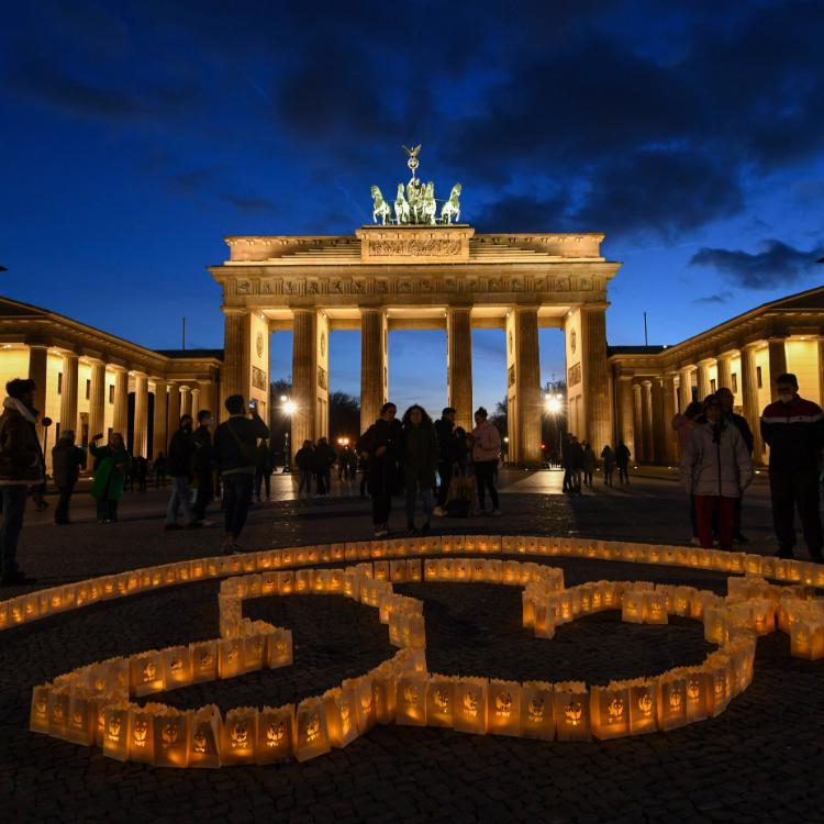 Godzina dla Ziemi 2022, WWF. W Berlinie wygaszona została między innymi iluminacja Bramy Brandenburskiej. (Fot. Forum)