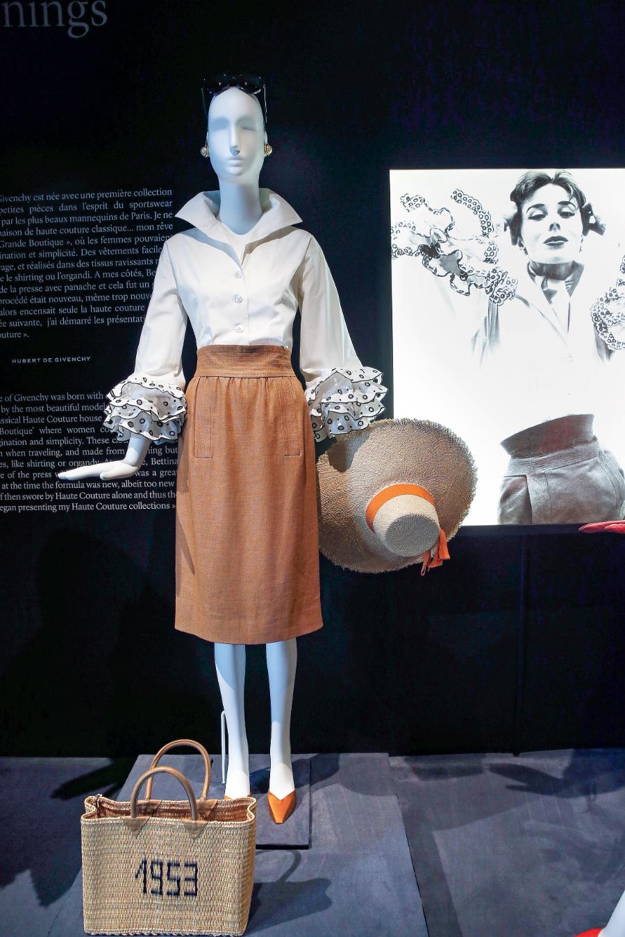 Bluzka „Bettina” i lniana spódnica, reprodukcja oryginalnego modelu na wystawie „Hubert de Givenchy” w Cité de la Dentelle et de la Mode, Calais, Francja (2017). (Fot. Getty Images)