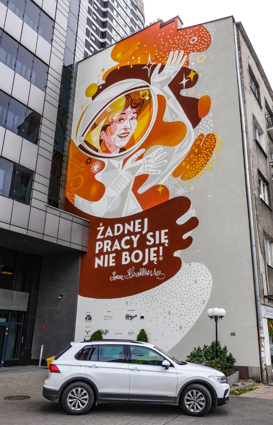 Irena Kwiatkowska jako kosmonautka na muralu w Warszawie (Fot. Włodzimierz Wasyluk/Forum)