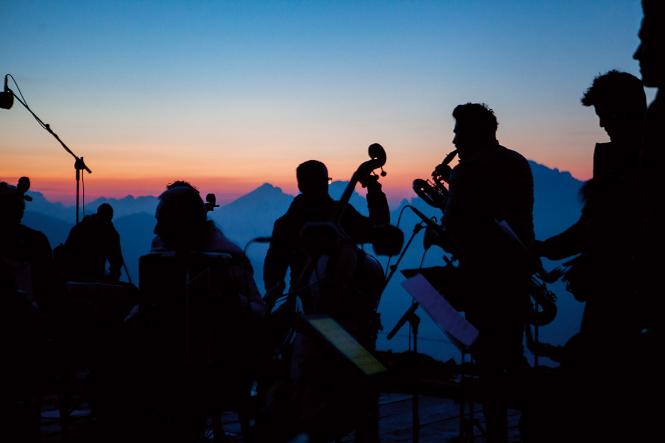 Muzycy stroją instrumenty, czekając na świt na Col Margherita. (Fot. Julia Zabrodzka)