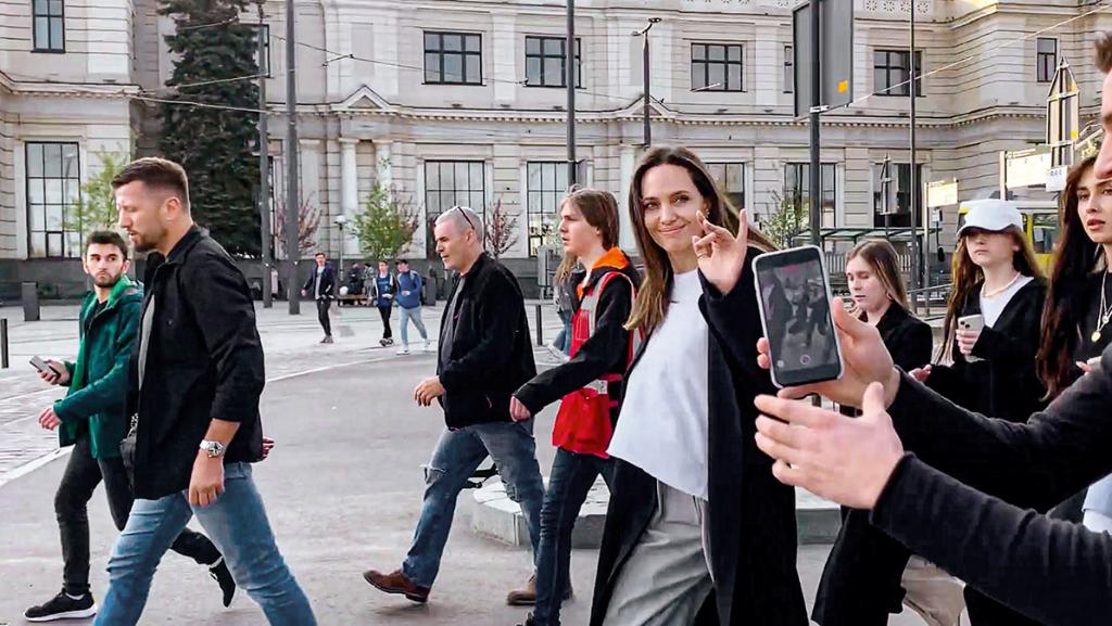 W obliczu inwazji wojsk rosyjskich na Ukrainę Jolie w kwietniu poleciała z misją humanitarną do Lwowa (2022). (Fot. LVIV.MEDIA/Reuters/Forum)