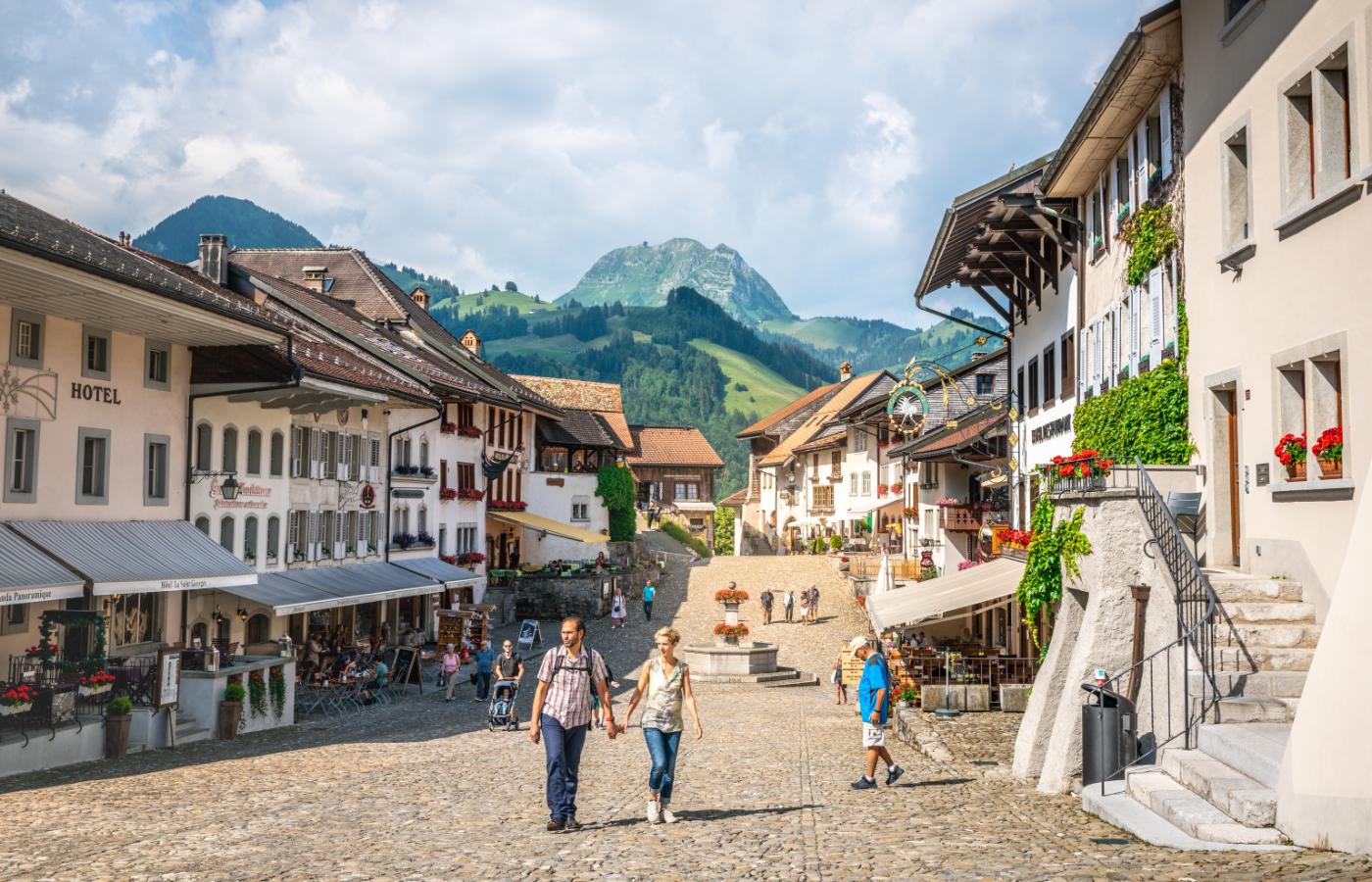 Główna uliczka w średniowiecznym miasteczku Gruyeres, ojczyźnie jednego z najbardziej znanych szwajcarskich serów. (Fot. iStock)