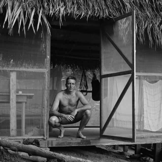 Stéphane Allix podczas odosobnienia w amazońskiej dżungli, gdzie po raz pierwszy – jeszcze w wyobraźni – zetknął się z postacią Alexandra Herrmanna. (Fot. materiały prasowe)