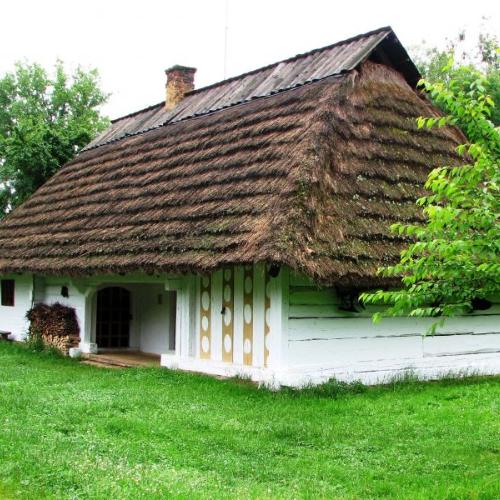 Sanok. Zagroda jednobudynkowa ze wsi Posada Olchowska z ok. 1880 r. (Fot. M. Zatorska/Skanseny.net)