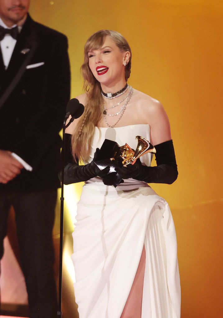 Taylor Swift przyjmuje statuetkę za najlepszy album pop („Midnights”) na 66. rozdaniu nagród Grammy, 4 lutego 2024 w Los Angeles. (Fot. Christopher Polk/Billboard via Getty Images)