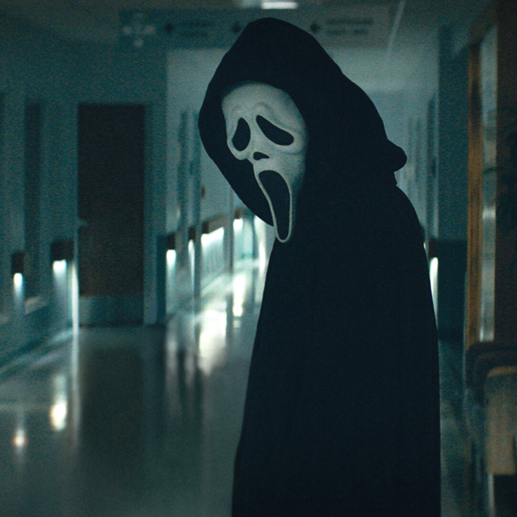 W filmach z serii „Krzyk” bohaterów terroryzuje Ghostface, psychopatyczny morderca w halloweenowej masce inspirowanej obrazem Edvarda Muncha. (Fot. materiały prasowe)