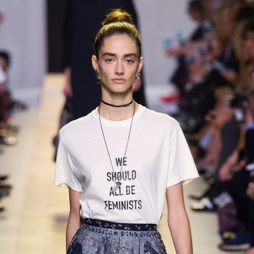 Słynny T-shirt z pokazu Diora na wiosnę–lato 2022 (Fot. ImaxxTree)