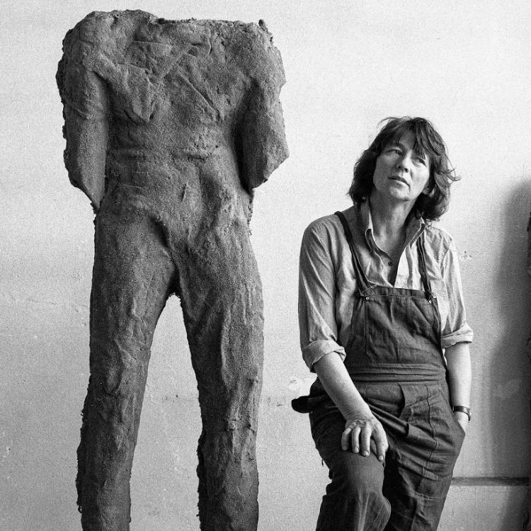 Magdalena Abakanowicz w pracowni pozuje obok swojej rzeźby „Postać stojąca”, Warszawa (1983). (Fot. Artur Starewicz/East News)