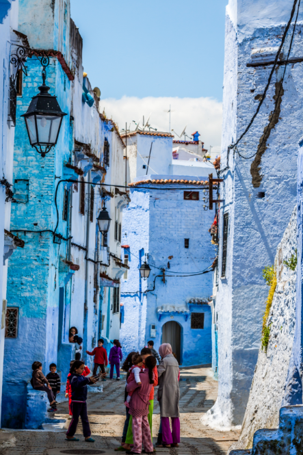 Maroko to barwne domy i równie barwni ludzie. (Fot. Getty Images)