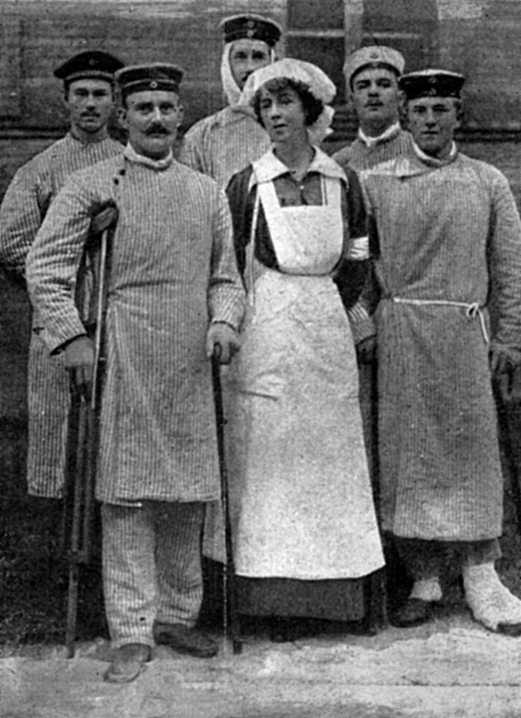 Księżna Daisy jako sanitariuszka z niemieckimi żołnierzami podczas I wojny światowej, 1914 r. (Fot. Mary Evans Picture Librar/Forum)