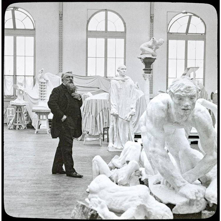Auguste Rodin w swojej paryskiej pracowni (około 1910). Fotografia autorstwa Jules’a Richarda. (Fot. materiały prasowe Jules Richard © Musée Rodin, Agence photographique du musee Rodin – Jerome Manoukian, Tate modern)