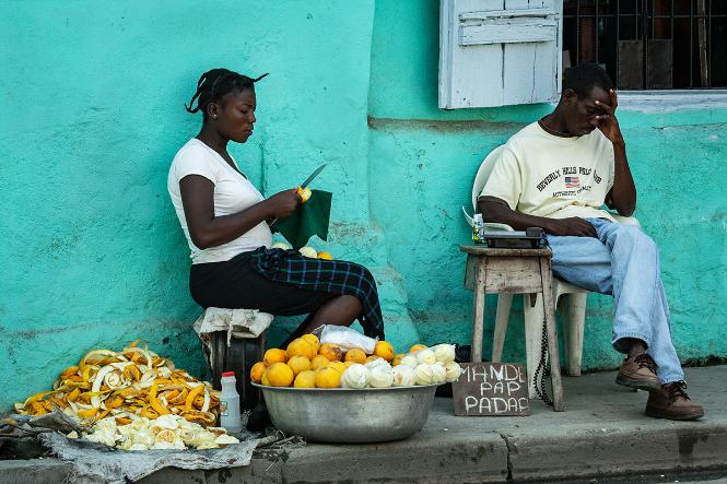Haitańczycy żyją skromnie, życie codzienne często toczy się na ulicy. (Fot. iStock)