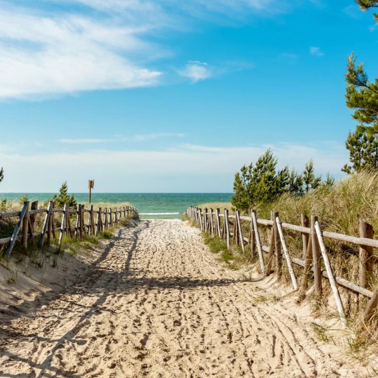 Nadbałtycka plaża poza sezonem (Fot. Getty Images)